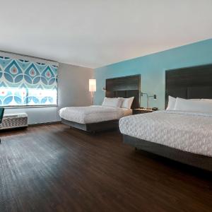 Queen Room with Two Queen Beds and Roll-In Shower - Mobility Access