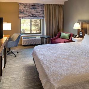 King Room with King Bed - Non-Smoking