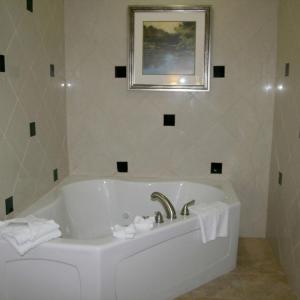 King Studio Suite with Whirlpool - Non-Smoking