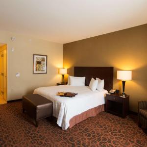 King Room with Bathtub and Water View - Disability Access