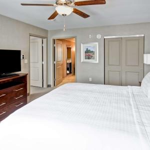 One-Bedroom King Suite - Non-Smoking