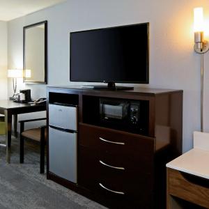 Double Room with Two Queen Beds and Bath Tub - Mobility Access