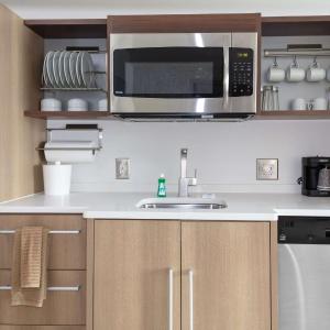 King Studio with Roll-In Shower - Disability Access/Non-Smoking