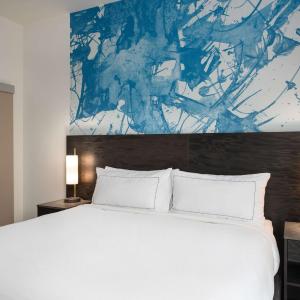 Deluxe King Room with Sitting Area