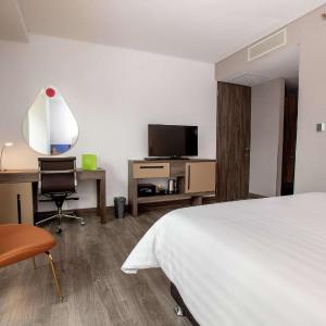 Queen Room with Roll-In Shower - Mobility Accessible/Non-Smoking