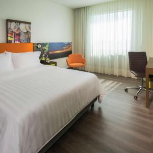 Queen Room with Roll-In Shower - Mobility Access