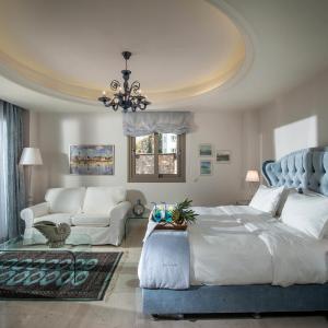 Luxury Suite with Hot Tub (Adults Only)