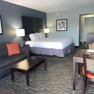 King Room with Sofa Bed and Exterior Access - Non-Smoking