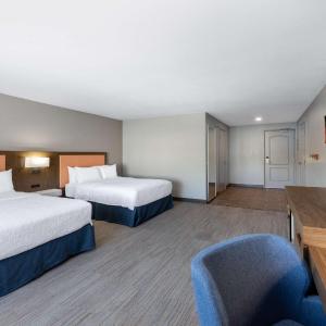 Double Room with Two Queen Beds and Bath Tub - Mobility and Hearing Access/Non-Smoking