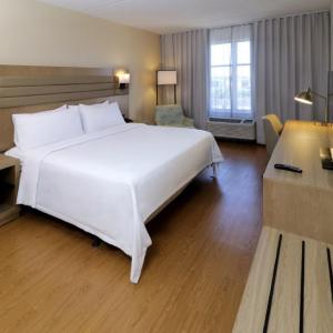 King Room with Roll-In Shower - Mobility/Hearing Accessible - Non-Smoking