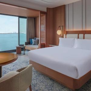 Classic King Room with Harbor View - Club Lounge Access