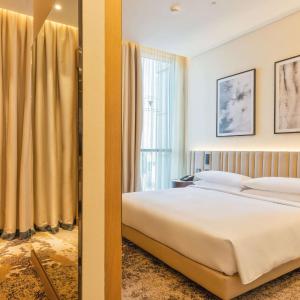 One Bedroom Premium Suite with One King Bed and Sea View - Non Smoking
