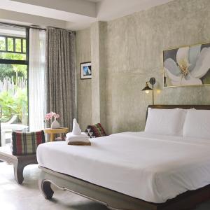 King Room with Pool View or Garden View