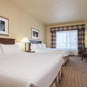 Standard Queen Room with Two Queen Beds and Mobility Accessible Tub