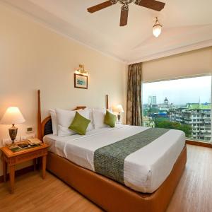 Suite Room with Mini Bar Hamper (Non-Alcoholic), Bottle of wine, chef’s choice veg or non-veg platter, 4 pieces of laundry & unlimited drinks between 18:30 and 19:30 at Tamarind Restaurant (T&C Apply)