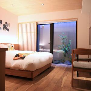 Queen Room with Shower - Non-Smoking - Basement