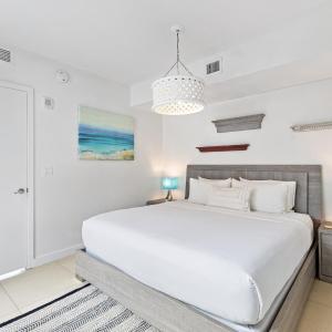 Superior One-Bedroom Apartment with Balcony - Beachfront with Pool View