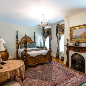 Senator's Room 204