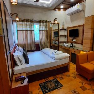 Deluxe Quad Bed Family Room City View