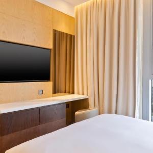 One Bedroom Suite with One King Bed and Sea View - Smoking