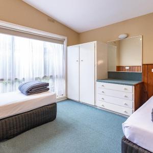 Family Cabin with Spa Bath