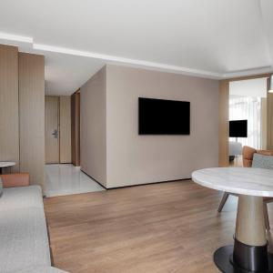 Deluxe King Suite with City View