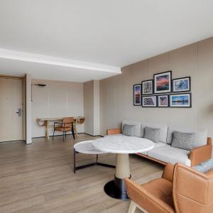 Premium King Suite with City View