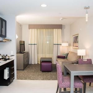 One-Bedroom King Suite - Non-Smoking