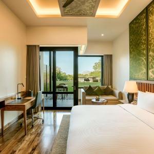 Deluxe King Room with Garden View