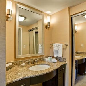 King Suite with Accessible Tub - Mobility and Hearing Access/Non-Smoking