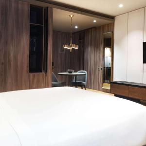 King Apartaroom with Balcony and Kitchen