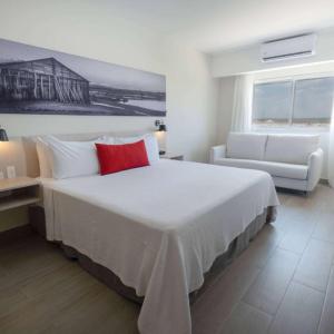 King  Room with Roll In Shower - Mobility Access/Non-Smoking