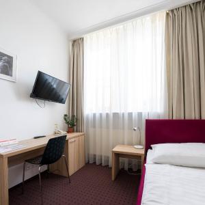 Single Room with Shared Bathroom