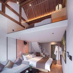 Family Loft Suite with Two King Beds Room