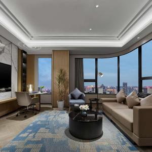 Deluxe King Suite