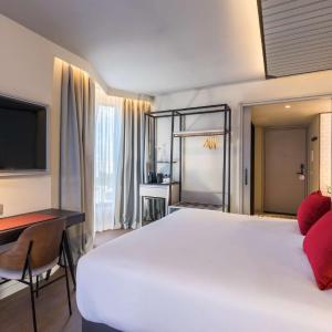 Premium Corner King Room with City View