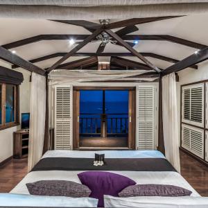 5-Bedroom Grand Beachfront Pool Villa with Unlimited Free 24-Hour Water Shuttle Service