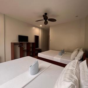  Quad room with street view