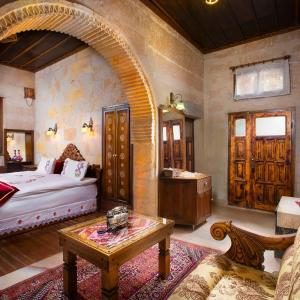 Deluxe Cave Room