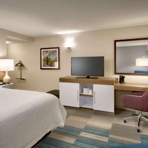King Room with Accessible Tub - Mobility and Hearing Access/Non-Smoking
