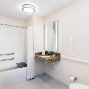 Queen Room with Bath Tub - Mobility Accessible - Non-Smoking