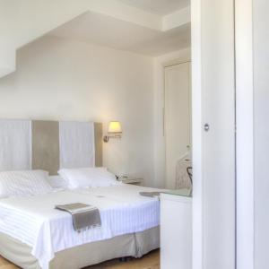 Superior Double Room with Balcony and Side Sea View