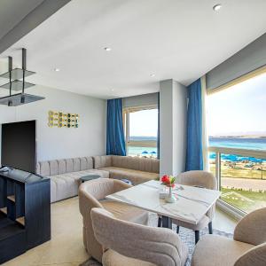 Panoramic Suite Sea View Adults +16
