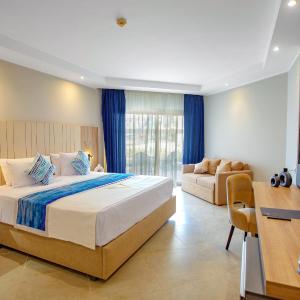 Deluxe Jacuzzi Room Adults +16