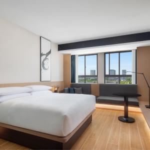 Superior King Room with City View