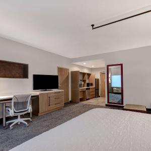 King Studio Suite with Tub - Mobility/Hearing Accessible