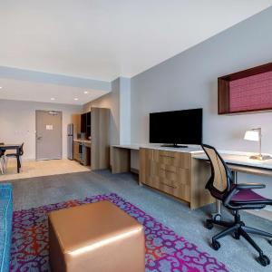 King Suite - Mobility and Hearing Access/Non-Smoking