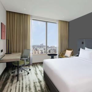 King Deluxe Room with Happy Hour in Tech Tonic from 6-8 pm