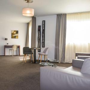 Queen Suite with Pool View - Non-Smoking
