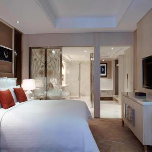 Executive Suite--up to 2 Breakfasts